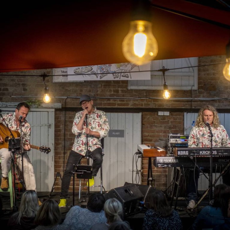 "Tullprat, Vin og sang in concert"