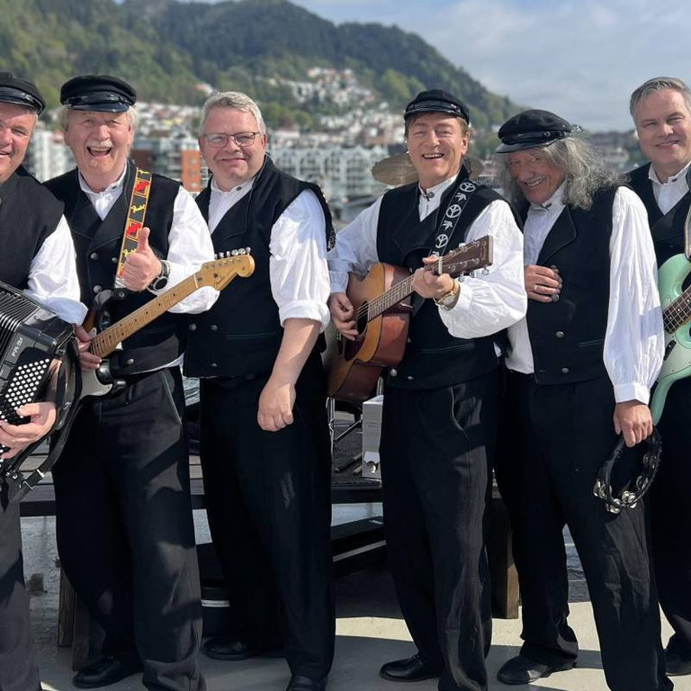 Show + dans med Ausekarane