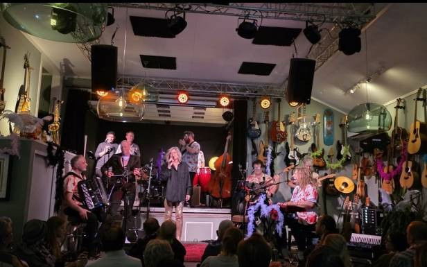 Hummer, Kanari & Påfuglfjær, lørdag